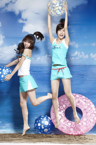 图片[3]_双胞胎组合成都演唱会上演空中一字马冠绝群艳_吃瓜站_网红黑料丨极品美女