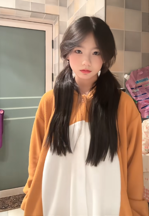 图片[4]_AI换脸又惹事抖音160万粉丝甜妹小新被传不雅视频_吃瓜站_网红黑料丨极品美女