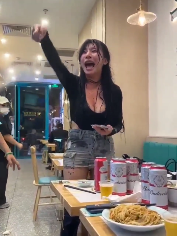 打架打出圈上海长寿路餐厅上演全武行极品大杯御姐现场对波_吃瓜站_网红黑料丨极品美女