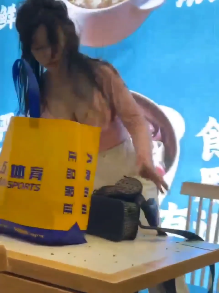 图片[2]_打架打出圈上海长寿路餐厅上演全武行极品大杯御姐现场对波_吃瓜站_网红黑料丨极品美女